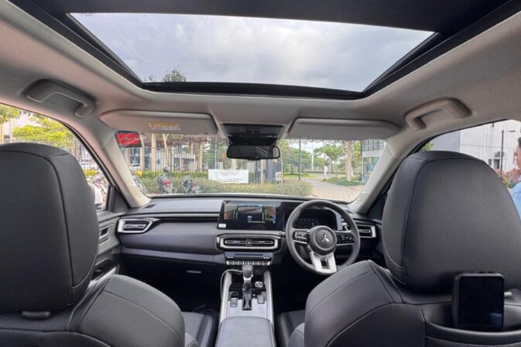 Mitsubishi định vị Destinator là một chiếc SUV thực thụ cho gia đình. Xe sở hữu kích thước dài 4.680 mm, rộng 1.840 mm, cao 1.780 mm và khoảng sáng gầm 244 mm.