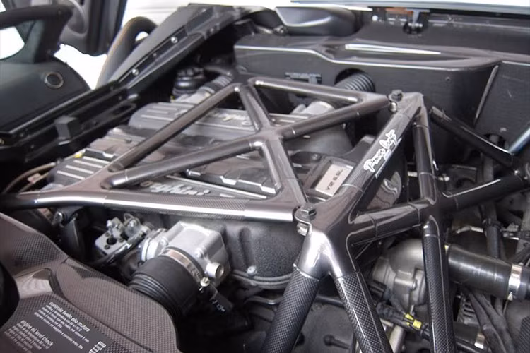 Các chi tiết bọ da trên xe đều được khâu bằng chỉ Arancio rực rỡ, mang đến cảm giác năng động cho khoang lái. Chiếc xe này còn được trang bị màn hình cảm ứng thông tin giải trí Kenwood, kết hợp với hệ thống âm thanh nâng cấp, cùng bộ khuếch đại được lắp đặt trong cốp xe.