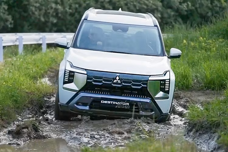 Tại Indonesia, Mitsubishi phân phối Destinator với 3 phiên bản: GLS, Exceed và Ultimate, có giá từ 385 đến 465 triệu Rupiah (tương đương 617 - 745 triệu đồng). Với mức giá này, xe nằm trong nhóm SUV cỡ trung có tính cạnh tranh cao, hướng đến nhóm khách hàng gia đình.