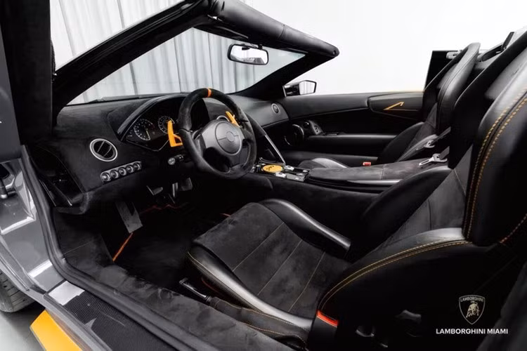 Xe có thể đạt tốc độ tối đa 330 km/h, trong khi hộp số sàn tự động sáu cấp và hệ dẫn động bốn bánh toàn thời gian truyền lực xuống mặt đất qua cả bốn bánh. Phiên bản cuối cùng này sở hữu những chi tiết khiến nó trở nên khác biệt ngay cả trong dòng LP650-4 hiếm hoi.