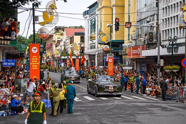 Do phần mui đã cắt bỏ, toàn bộ hệ thống điện được gia cường khả năng chống nước. Các tính năng không cần thiết được loại bỏ phù hợp mục đích sử dụng xe trong lễ kỷ niệm 80 năm quốc khánh.