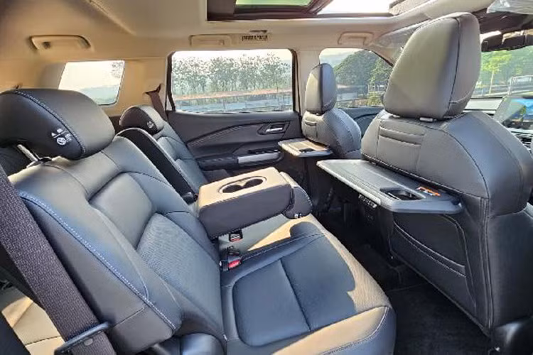 Khoang nội thất cũng được Mitsubishi chú trọng với nhiều công nghệ giải trí và tiện ích: hệ thống đèn viền 64 màu, âm thanh Yamaha 8 loa, ghế trước chỉnh điện, cốp mở rảnh tay và cửa sổ trời toàn cảnh.