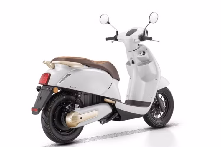 Ngoài ra, xe còn sử dụng bộ pin lithium-ion 74 Volt, dung lượng 27 Ah, cung cấp quãng đường di chuyển lên đến 105 km cho mỗi lần sạc đầy.