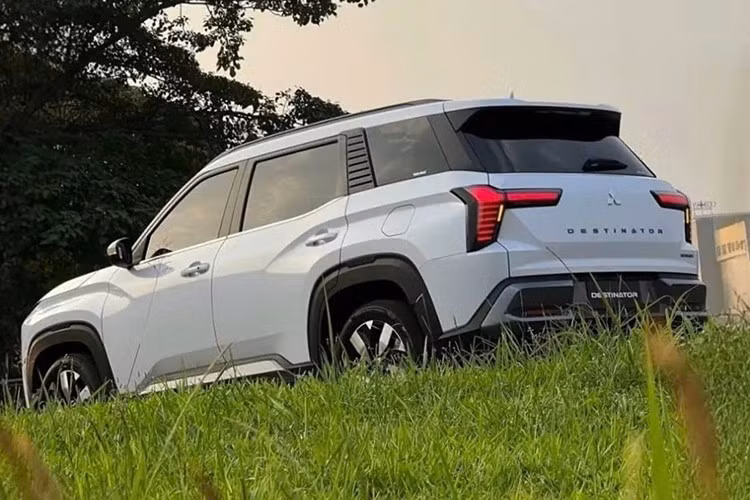 Xe được trang bị gói công nghệ ADAS tiên tiến. Các tính năng nổi bật bao gồm phanh khẩn cấp tự động, ga tự động thích ứng, cảnh báo điểm mù, cảnh báo phương tiện cắt ngang phía sau, hỗ trợ giữ làn và đèn chiếu xa tự động. Bên cạnh đó, xe còn có camera 360 độ, cảm biến lùi và 6 túi khí.