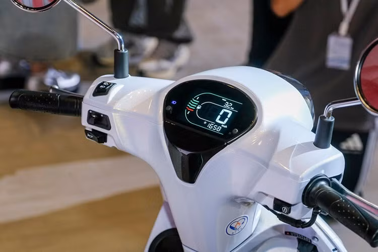 Bảng đồng hồ LCD màu hiện đại mang lại khả năng hiển thị trực quan. Cốp xe có dung tích lên tới 24 lít, đủ để chứa mũ bảo hiểm 3/4 cùng một số vật dụng cá nhân.