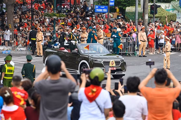 Phần mềm cũng được thiết kế riêng và thử nghiệm nhiều lần để đảm bảo tương thích với xe. Sau khi hoàn thiện, VinFast VF 9 mui trần có khoảng sáng gầm xe được nâng cao hơn 20mm để đáp ứng nhu cầu sử dụng.