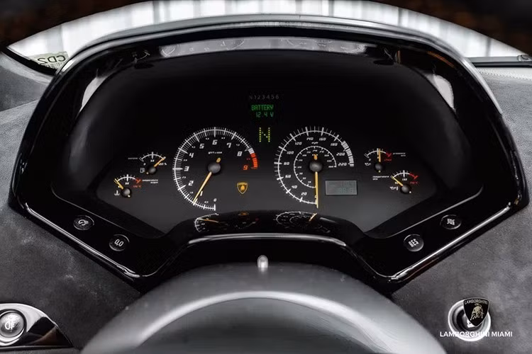 Ngoại thất Grigio Telesto tương phản với những điểm nhấn Arancio táo bạo, hiệu ứng hai tông màu nổi bật đã trở thành biểu tượng của dòng xe đặc biệt này. Ngoại thất Grigio Telesto tương phản với những điểm nhấn Arancio táo bạo, hiệu ứng hai tông màu nổi bật đã trở thành biểu tượng của dòng xe đặc biệt này.