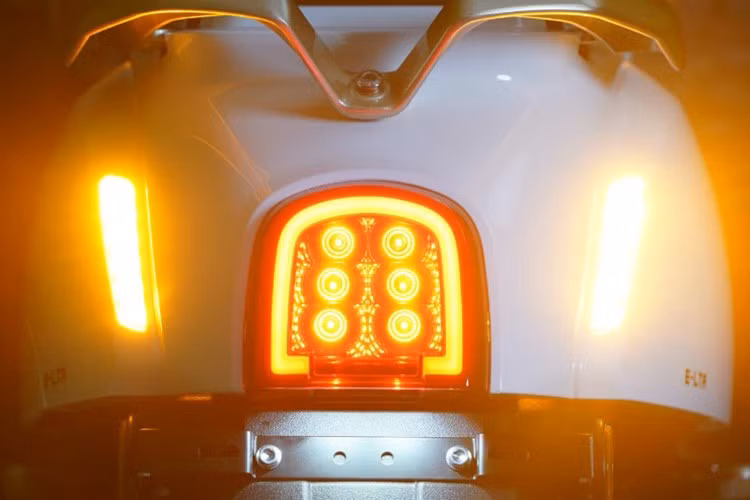 QJMotor E-LTR trang bị bánh xe 12 inch với lốp 100/90 phía trước và 110/90 phía sau. cùng hệ thống đèn LED toàn bộ, giúp tăng cường độ sáng và tiết kiệm năng lượng.