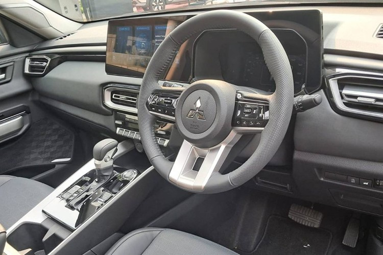 Đáng chú ý, khoảng sáng gầm 244 mm của Destinator còn cao hơn nhiều mẫu SUV cỡ D trên thị trường, giúp xe có khả năng thích ứng tốt với điều kiện đường sá tại Đông Nam Á vốn thường xuyên xuất hiện ổ gà hoặc đường gồ ghề.