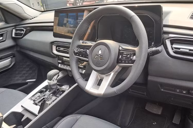 Đáng chú ý, khoảng sáng gầm 244 mm của Destinator còn cao hơn nhiều mẫu SUV cỡ D trên thị trường, giúp xe có khả năng thích ứng tốt với điều kiện đường sá tại Đông Nam Á vốn thường xuyên xuất hiện ổ gà hoặc đường gồ ghề.