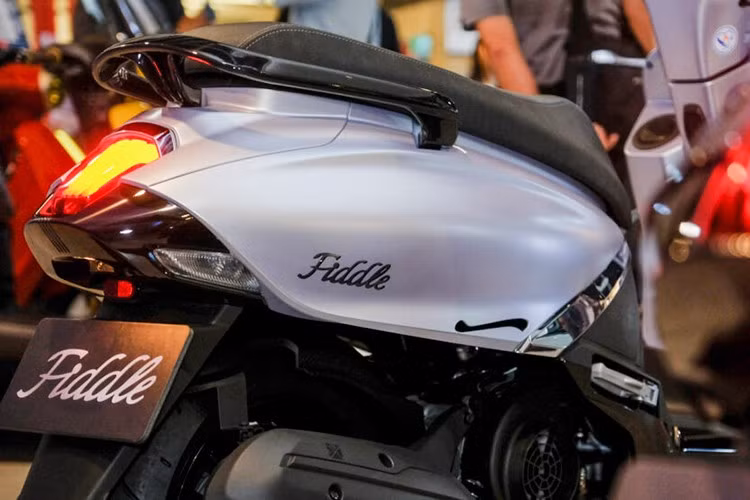 Điểm khác biệt đáng chú ý là vị trí bình xăng 7 lít được đặt ở hộc trước bên trái, thay thế cho ngăn chứa đồ phụ, giúp việc nạp nhiên liệu trở nên nhanh chóng và thuận tiện hơn. Sàn để chân rộng rãi đến mức có thể để vừa một vali cỡ 20 inch.