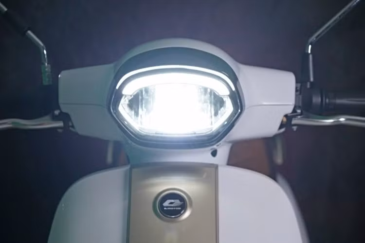 Thời gian sạc từ 30% đến 80% mất khoảng 5-6 giờ với nguồn điện dân dụng. Đặc biệt, E-LTR có thiết kế cho phép người dùng lắp thêm pin thứ hai để gia tăng quãng đường di chuyển nếu cần thiết.