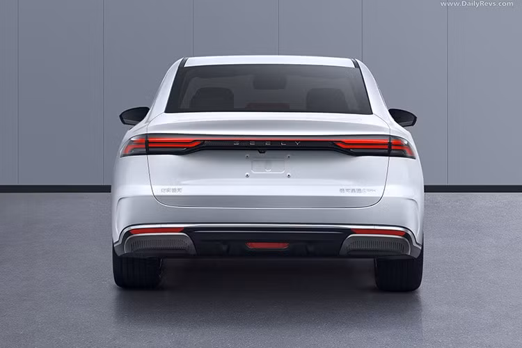 Hệ động lực cho phép xe di chuyển hoàn toàn bằng điện lần lượt là 50km và 100km (giả sử theo tiêu chuẩn WLTC). Tốc độ tối đa đạt 180km/h.