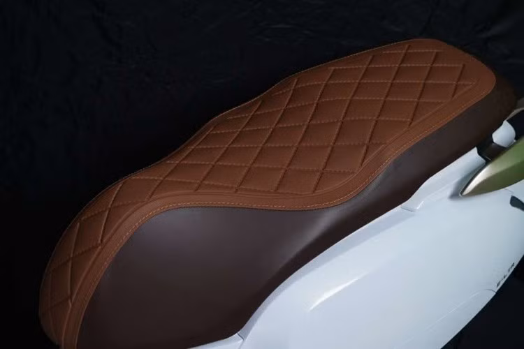 Cùng với đó, hệ thống giảm xóc sử dụng phuộc trước dạng ống lồng và giảm xóc sau đôi có thể điều chỉnh độ căng lò xo, mang lại sự ổn định và thoải mái khi vận hành.