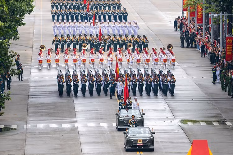 Sáng ngày 30/8 vừa qua, Lễ tổng duyệt diễu binh, diễu hành kỷ niệm 80 năm Cách mạng Tháng Tám thành công và Quốc khánh nước Cộng hòa xã hội chủ nghĩa Việt Nam (2/9/1945 - 2/9/2025) đã diễn ra trang trọng, uy nghiêm tại Quảng trường Ba Đình, Thủ đô Hà Nội. VinFast vinh dự và tự hào được góp phần vào sự kiện trọng đại này với việc cung cấp dàn xe VF9 đặc biệt.