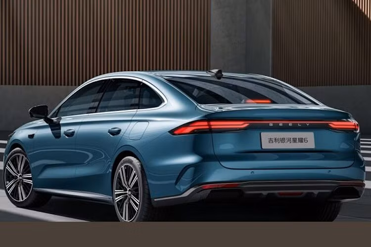 Phía sau xe nổi bật với thiết kế đèn hậu dạng thấu kính nhiều lớp, cánh gió trên mui và cản sau màu bạc hoặc đen. Các tùy chọn khác bao gồm vành xe 16 inch và 17 inch, cửa sổ trời tùy chọn và tay nắm cửa thông thường thay vì loại ẩn phổ biến.