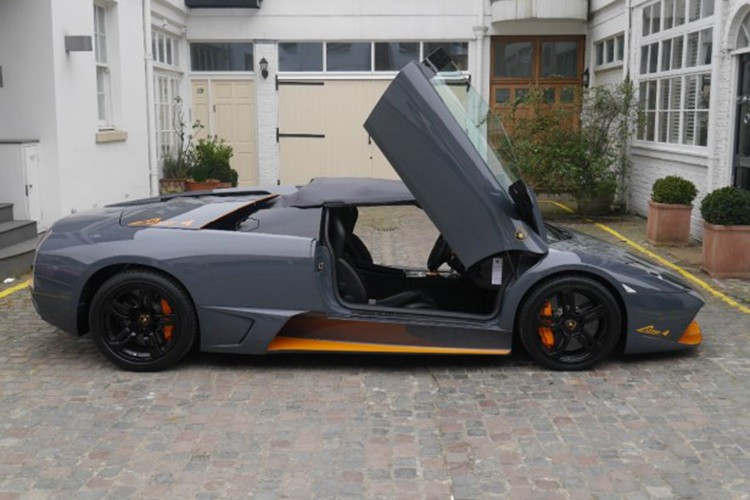 Đó là một chiếc LP650-4 đời 2010 với lớp sơn Grigio Telesto và Arancio phiên bản đặc biệt độc quyền. Được đánh dấu là chiếc xe số 50 trong tổng số 50 chiếc trên toàn cầu, đây là chiếc Murcielago Roadster cuối cùng rời khỏi dây chuyền sản xuất ở nhà máy Lamborghini tại Sant'Agata Bolognese, Ý.