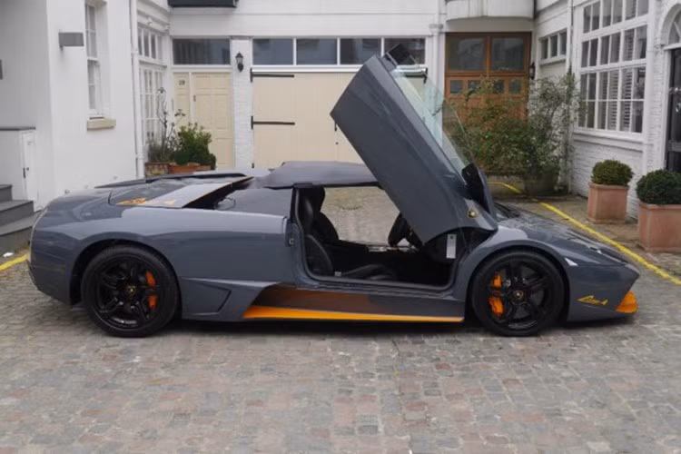 Đó là một chiếc LP650-4 đời 2010 với lớp sơn Grigio Telesto và Arancio phiên bản đặc biệt độc quyền. Được đánh dấu là chiếc xe số 50 trong tổng số 50 chiếc trên toàn cầu, đây là chiếc Murcielago Roadster cuối cùng rời khỏi dây chuyền sản xuất ở nhà máy Lamborghini tại Sant'Agata Bolognese, Ý.