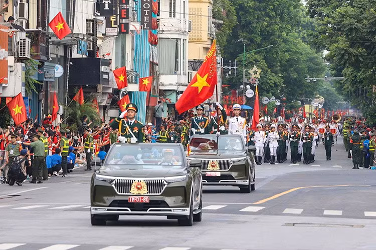 Toàn bộ nội thất đã được tháo rời để bọc da mới. Ngoại thất cũng được sơn mới. Thiết kế mặt ca-lăng trước được thay bằng vật liệu chrome đặc biệt. Hệ thống điện trên xe được xử lý lại so với xe tiêu chuẩn.