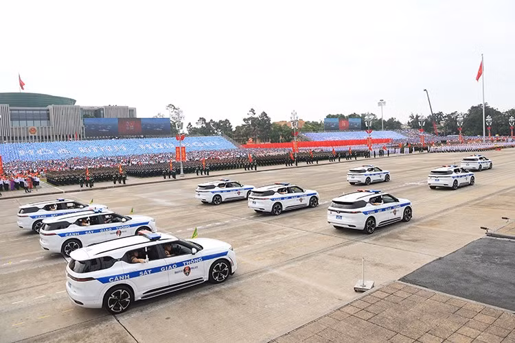 Xe Vinfast VF9 đặc biệt dành riêng cho lực lượng Cảnh sát giao thông sử dụng nắp capô đã được tinh chỉnh, bỏ các lỗ hút gió, thêm mặt lưới tản nhiệt dạng thanh nan và bổ sung các trang bị theo quy chuẩn của Bộ Công an như huy hiệu, cột cờ, đèn, còi…