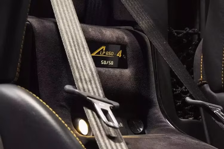 LP650-4 Roadster cũng sở hữu một danh sách dài các nâng cấp, chẳng hạn như hệ thống nâng trục trước và camera lùi giúp việc lên xuống xe dễ dàng hơn. Bên trong, các nhà thiết kế của hãng xe Lamborghini đã thúc đẩy sự sáng tạo hơn nữa với cách tiếp cận mới lạ: Alcantara Nero ở phía ghế lái tương phản với da Nero Perseus ở phía ghế hành khách.