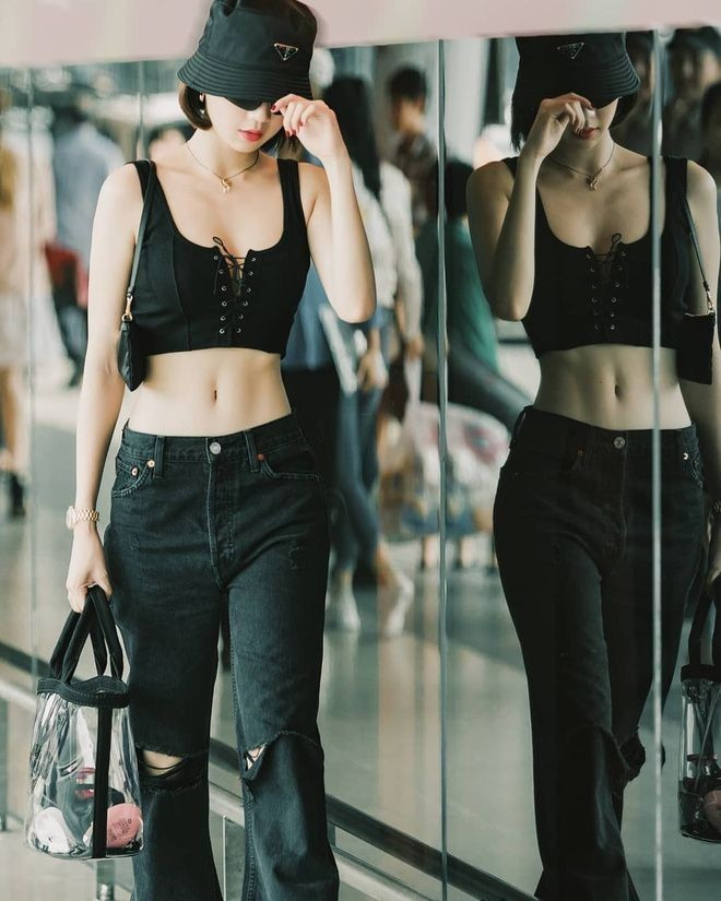 Đặc biệt, những chiếc Hermès liên tục xuất hiện trong outfit sân bay của Ngọc Trinh từng là biểu tượng cho độ chịu chi và phong cách chơi hàng hiệu không ngại phô diễn của "nữ hoàng nội y".