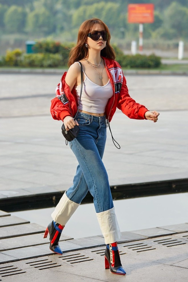 Khi được hỏi, Ngọc Trinh chia sẻ cô đã bắt trend 'trạm tỷ' từ 10 năm trước. 'Nữ hoàng nội y' đồng thời hứa hẹn sắp tới sẽ thực hiện một bộ ảnh ở sân bay để hoà vào xu hướng.