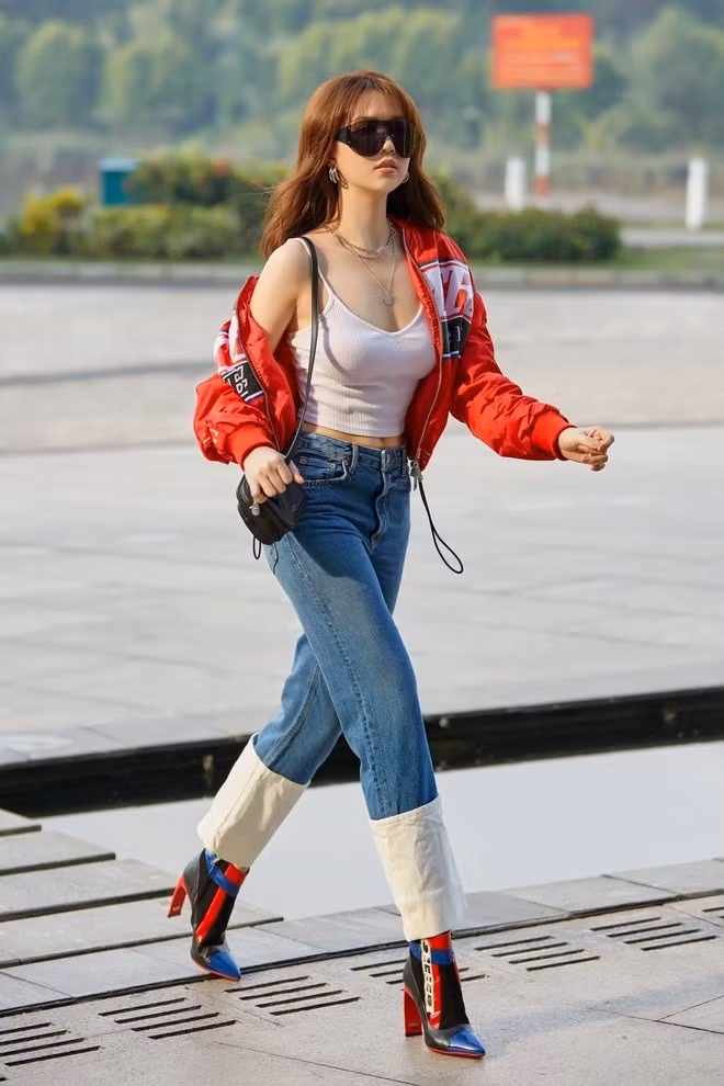 Khi được hỏi, Ngọc Trinh chia sẻ cô đã bắt trend 'trạm tỷ' từ 10 năm trước. 'Nữ hoàng nội y' đồng thời hứa hẹn sắp tới sẽ thực hiện một bộ ảnh ở sân bay để hoà vào xu hướng.