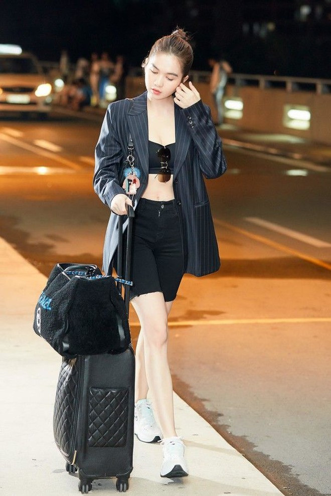 Điều khiến những khung hình thời đó trở nên huyền thoại không chỉ là phong cách chụp "đi trước thời đại", mà còn là nhan sắc đỉnh cao của Ngọc Trinh - một visual luôn nằm trong vòng bàn tán của công chúng.