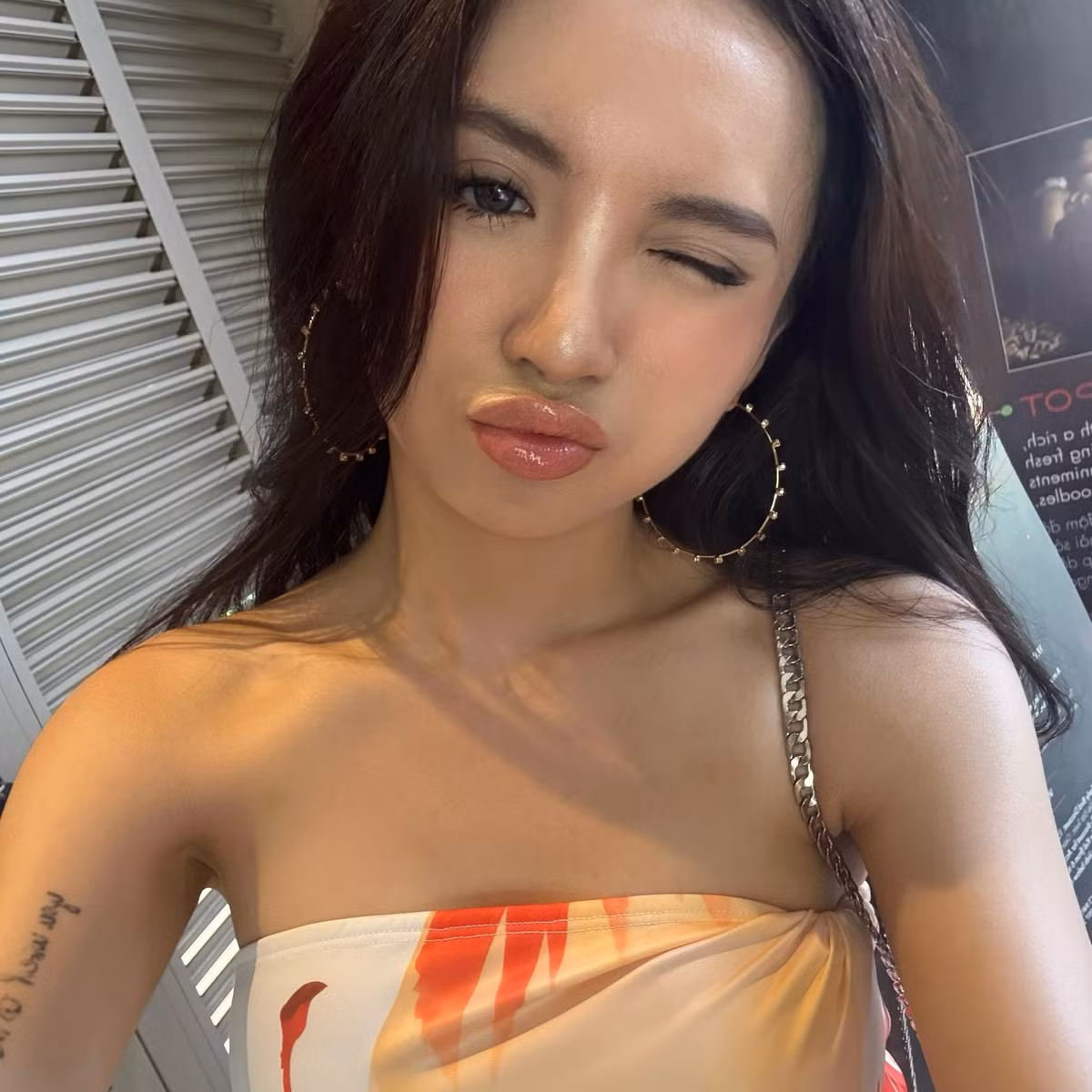 Thời gian gần đây, hot girl 20 tuổi càng chăm chỉ xuất hiện trên mạng xã hội với các hoạt động luyện vũ đạo, luyện thanh và xây dựng hình ảnh cá nhân chỉn chu hơn, khiến dân tình càng thêm kỳ vọng.