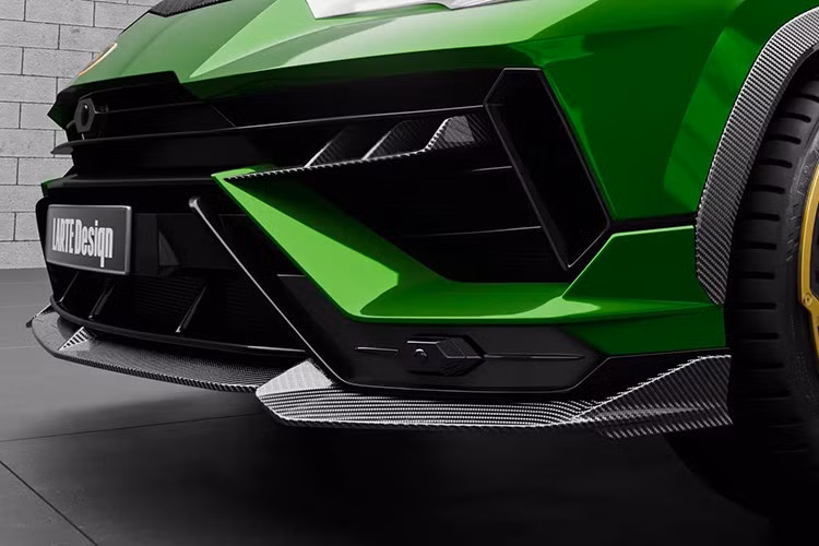 Cánh lướt gió mới ở đỉnh cửa cốp và một cái đặt tại chân kính sau. Cản sau độc đáo của Larte được lắp cho Urus làm từ sợi carbon kết hợp bộ khuếch tán gió mới. Bộ mâm hai màu vàng và đen được thiết kế dành riêng cho bộ bodykit này.