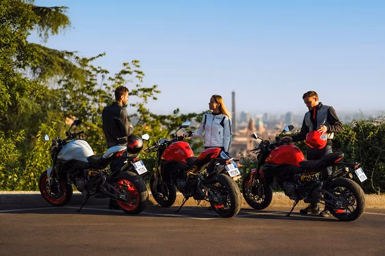 Vị trí và kích thước của yên xe cũng đã thay đổi, giờ đây nó thấp hơn 5 mm so với trước đây - điều đó có nghĩa là chiều cao yên xe mới hiện là 815 mm, nhưng có thể thấp hơn nữa, xuống còn 775 mm, bằng cách sử dụng tùy chọn yên xe và hệ thống treo hạ thấp. Ducati đã di chuyển tay lái của xe về phía trước một chút và trang bị cho xe cụm cần điều khiển hình cánh hoa mới.