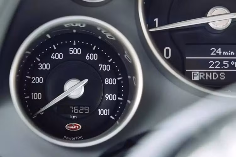 Lớp hoàn thiện Crom thân xe này không chỉ mang tính thẩm mỹ. Nó còn là một tuyên bố. Nhà thiết kế Achim Anscheidt nảy ra ý tưởng này khi quan sát quá trình lắp ráp Veyron, nhận ra rằng cấu trúc tự nhiên của chiếc xe sở hữu một nét đặc trưng đáng được khám phá.