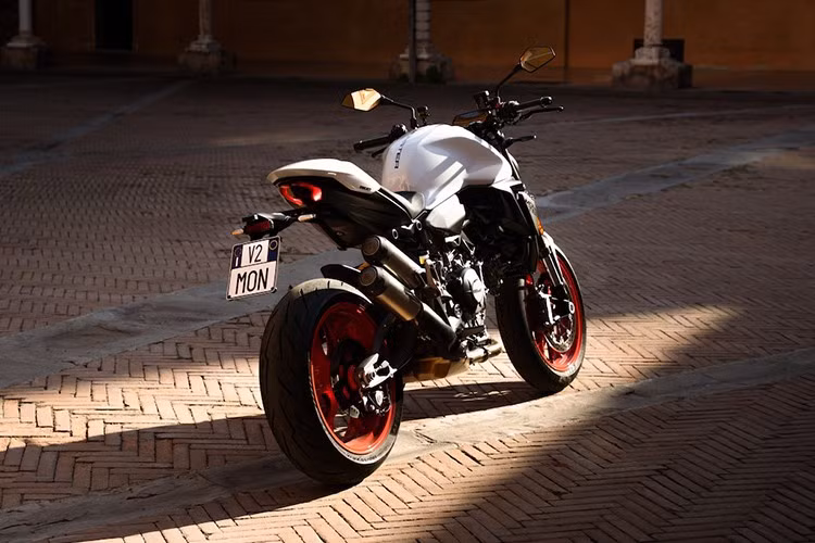 Ducati bắt đầu câu chuyện Monster vào năm 1992, khi thế hệ đầu tiên ra mắt và ngay lập tức thu hút các biker trên thế giới, đồng thời giữ vững phong độ bằng cách liên tục mang đến những điều mới mẻ. Bao gồm cả động cơ, bởi chiếc xe đã trải qua rất nhiều lần thay đổi qua các năm, bao gồm cả động cơ hai van 900, 600 và 750, cùng với động cơ bốn van Desmoquattro và Testastretta.