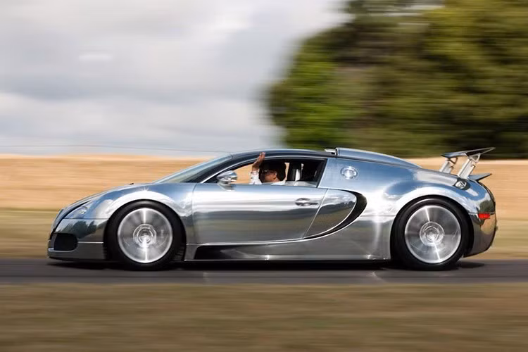 Bên trong, Pur Sang kết hợp sự tinh tế giản dị với độ chính xác kỹ thuật. Khoang lái nổi bật với sự kết hợp tinh tế giữa da màu be và xám, cùng bảng điều khiển trung tâm bằng nhôm đặc trưng. Speed ​​Key, một chìa khóa thứ hai đặc biệt được thiết kế để mở khóa toàn bộ tiềm năng tốc độ tối đa của xe, cũng được giao kèm.