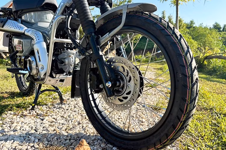 Honda CT125 sử dụng vành căm đường kính 17 inch cho cả bánh trước và bánh sau, kết hợp bộ lốp gai địa hình. Xe trang bị phanh đĩa cho cả 2 bánh, tuy nhiên tính năng ABS chỉ có ở bánh trước.