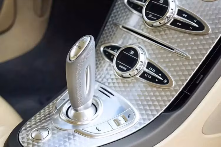 Việc chạy nước rút 1/4 dặm mất khoảng 10,2 giây. Nhờ vật liệu lộ thiên, Pur Sang nhẹ hơn Veyron tiêu chuẩn khoảng 198 pound (90 kg), giúp cải thiện tỷ lệ công suất trên trọng lượng vốn đã rất ấn tượng của nó. Ngay cả theo tiêu chuẩn siêu xe hiện đại, những con số này vẫn rất đáng kinh ngạc.