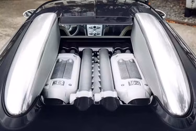 Chiếc xe mang số "1" sở hữu một lịch sử sở hữu đáng nể. Được giao mới tại Đức, nó thuộc về chủ sở hữu đầu tiên cho đến năm 2010, khi được bán cho một nhà sưu tập người Thụy Sĩ. Năm 2018, chiếc xe trở về Đức và đến nay được bán tiếp.