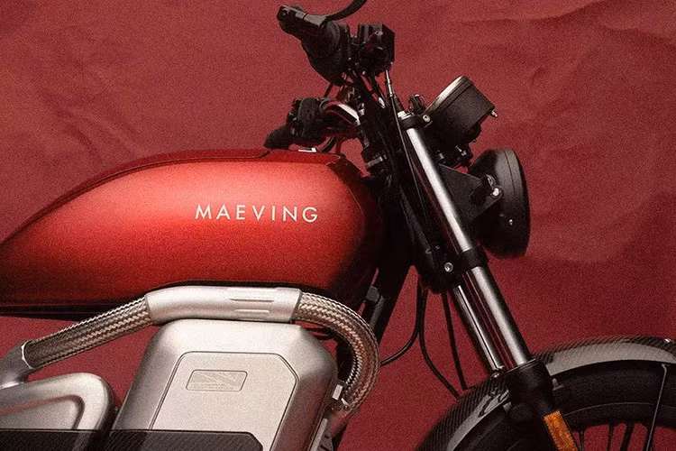 Mẫu xe môtô điện Maeving RM2 sử dụng đèn pha tròn cổ điển kết hợp công nghệ LED hiện đại đảm bảo cường độ sáng đồng thời tăng độ bền bỉ trong quá trình vận hành.