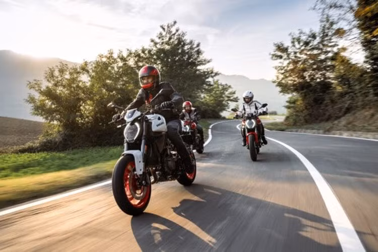 Động cơ này được đánh giá ở mức 111 mã lực tại 9.000 vòng/phút và mô-men xoắn 91 Nm tại 7.250 vòng/phút. Thoạt nhìn, con số này có vẻ không mấy ấn tượng. Nhưng bạn cần phải tính đến trọng lượng của chiếc xe trước khi đưa ra đánh giá.