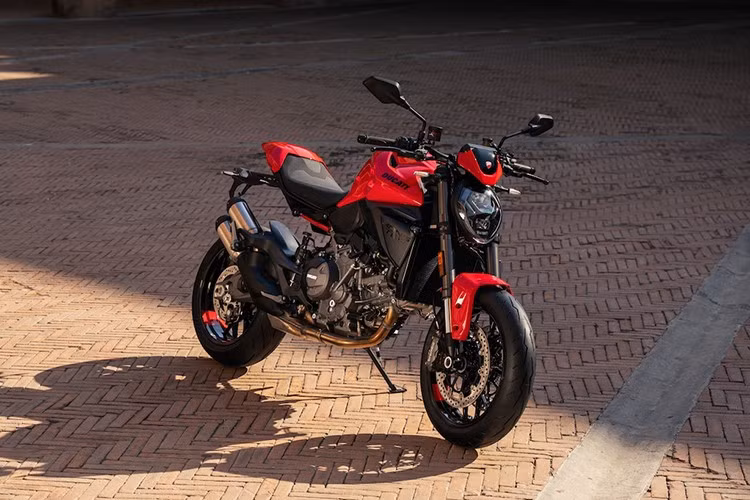 Việc thay đổi động cơ cũng nằm trong kế hoạch cho mẫu xe năm 2026, nhưng sẽ không công bằng nếu nói rằng đó cũng là nâng cấp quan trọng nhất. Suy cho cùng, chúng ta đang nói về một cuộc đại tu toàn diện, một cuộc đại tu nhằm gợi lại tinh thần của Monster nguyên bản, đồng thời đưa gia đình Monster tiến vào thời hiện đại.