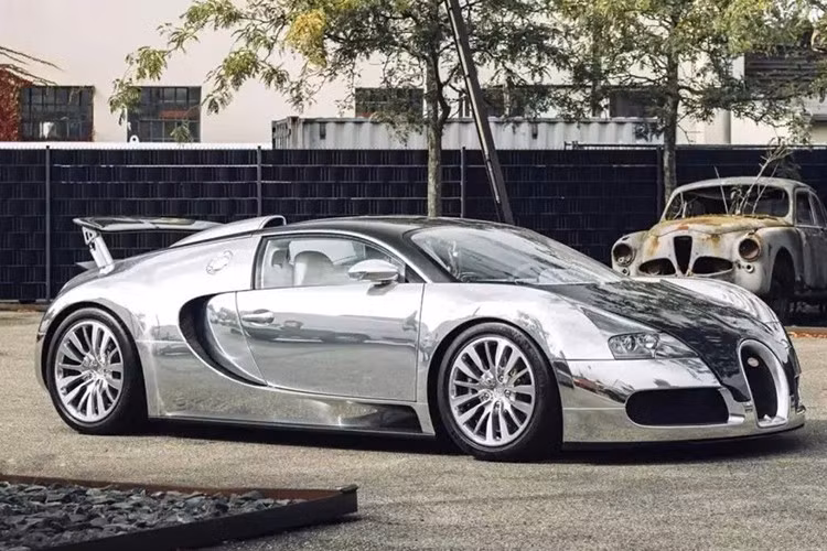 Mới đây, chiếc siêu xe hypercar Bugatti Veyron 16.4 Pur Sang đời 2008 phiên bản giới hạn, được đánh số 1 trong số chỉ 5 chiếc từng được sản xuất, đã được bán với giá 1.973.750 euro, tương đương khoảng 2,1 triệu USD (khoảng hơn 54,7 tỷ đồng).