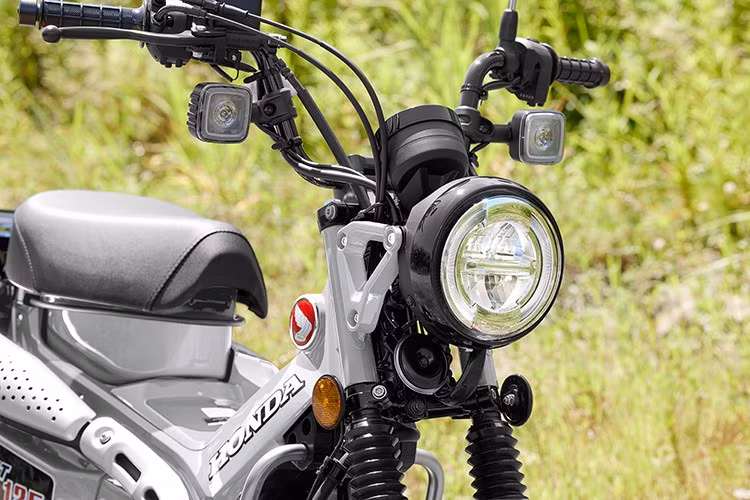 Về thiết kế, mẫu xe máy số địa hình cỡ nhỏ này vẫn giữ trọn nét cổ điển, bao gồm đèn pha dạng LED hình tròn. Một trong những thiết kế đáng chú ý của Honda CT125 là đèn xi-nhan dạng LED với tạo hình vuông.