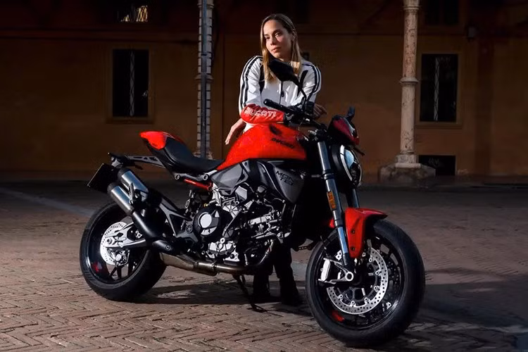 Màn hình TFT 5 inch được tích hợp trên xe cung cấp cho người lái mọi thông tin cần thiết, bao gồm cả dẫn đường từng chặng. Ducati không đề cập đến mức giá cho chiếc Monster mới, nhưng xe sẽ có mặt trên khắp thế giới theo từng giai đoạn. Thị trường đầu tiên sẽ là châu Âu vào tháng 2/2026, tiếp theo là Mỹ vào tháng tiếp theo. Khách hàng tại Nhật Bản, Úc, Thái Lan, Việt Nam và Trung Quốc sẽ nhận xe từ tháng 4 đến tháng 8/2026.