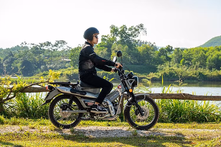 Bình xăng của Honda CT125 với dung tích lớn 5,4 lít – cao nhất trong các dòng xe số của hãng tại Việt Nam – giúp mở rộng hành trình khám phá mà không cần lo lắng về tiếp nhiên liệu.