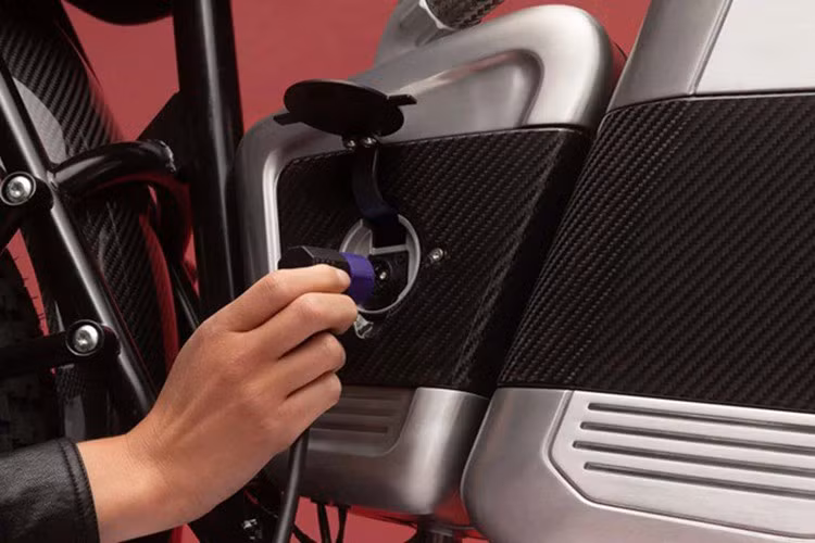 Xe cũng được trang bị ba chế độ lái gồm: Mode (1), Sport (S), Eco (E). Xe sử dụng pin có thể tháo dời với quãng đường vận hành lên gần 145 km/lần sạc.