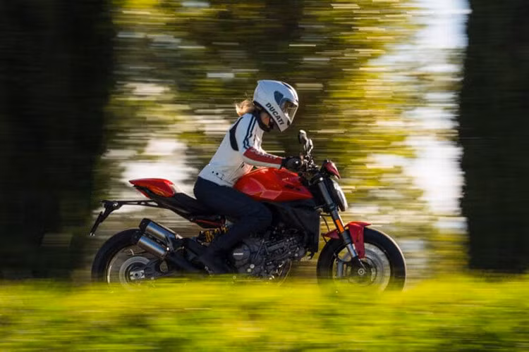 Một phần lý do Ducati chọn động cơ này là vì nó nhẹ hơn khoảng 13 pound (6 kg) so với động cơ Testastretta Evoluzione hiện đang sử dụng, và điều này góp phần biến Monster mới trở thành chiếc Monster bốn van nhẹ nhất từng được sản xuất: trọng lượng chỉ 386 pound (175 kg) khi không có nhiên liệu trong bình. Nhẹ hơn gần 9 pound (4 kg) so với chiếc Monster nhẹ nhất trước đó.