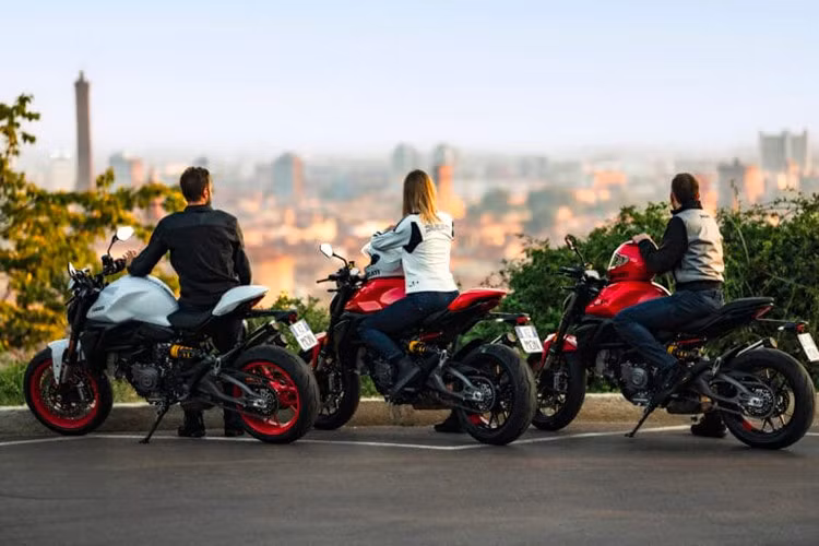 Về mặt hình ảnh, có sự khác biệt rõ ràng giữa Ducati Monster 2026 và những mẫu xe trước đó, mặc dù các yếu tố chính giúp xe có thể nhận ra ngay lập tức, bao gồm đèn pha LED toàn phần, yên xe đơn cho người lái và hành khách, và đuôi xe ngắn, vẫn được giữ nguyên. Đối với phiên bản mới của chiếc xe, hãng xe Ý đã thiết kế lại bình xăng hình lưng bò rừng và lắp một tấm che ở các tấm ốp bên hông kết nối với yên xe để lộ tấm chắn Ducati cùng với tọa độ của nhà máy Borgo Panigale.