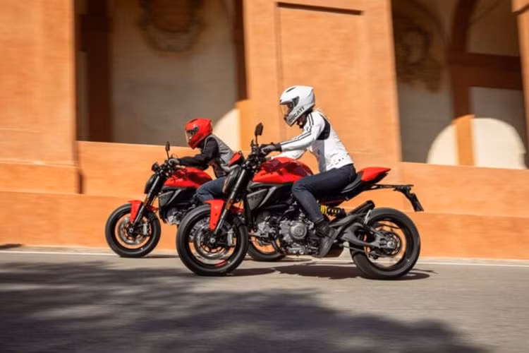 Động cơ mới xuất hiện trên mẫu xe môtô Ducati Monster 2026 là một điểm nhấn của thiết lập này, với động cơ V2 xi-lanh đôi dung tích 890cc. Nhờ công nghệ điều chỉnh thời điểm nạp khí biến thiên (IVT), động cơ này mang lại sự cân bằng công suất và mô-men xoắn cần thiết chính xác khi cần, và điều này không hề dễ dàng, bởi chiếc xe này không dành cho những người yếu tim.