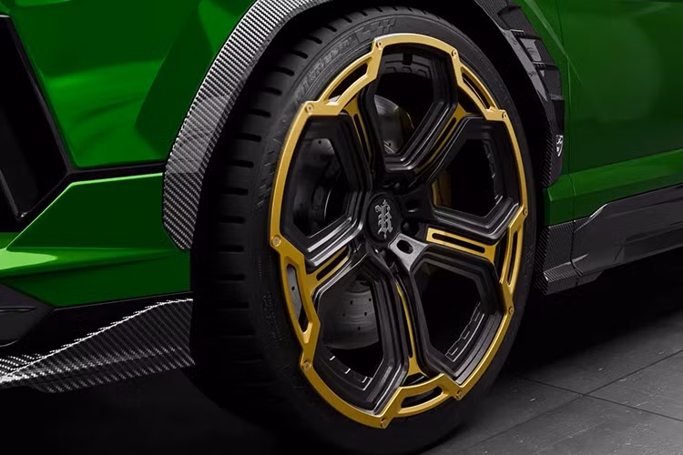 Có tổng cộng 18 điểm mới trên Urus khi qua bàn tay độ của các nghệ nhân tại Larte Design, đa phần làm từ sợi carbon lộ thiên, composite và lớp hoàn thiện bóng, mờ hoặc màu thân xe. Bộ body kit của Larte độc đáo ở chỗ tất cả đều tuân thủ nghiêm các quy trình, hứa hẹn về chất lượng được kiểm soát cao cũng như độ bền.